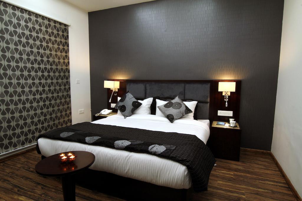 Hotel Prem Plaza Карнал Экстерьер фото