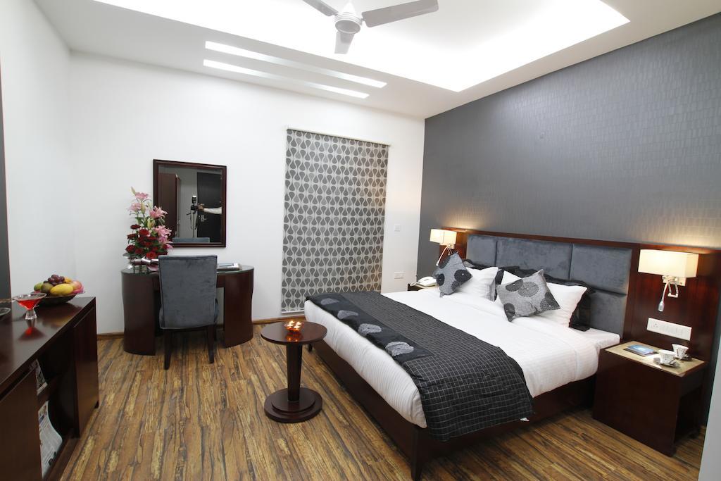 Hotel Prem Plaza Карнал Экстерьер фото