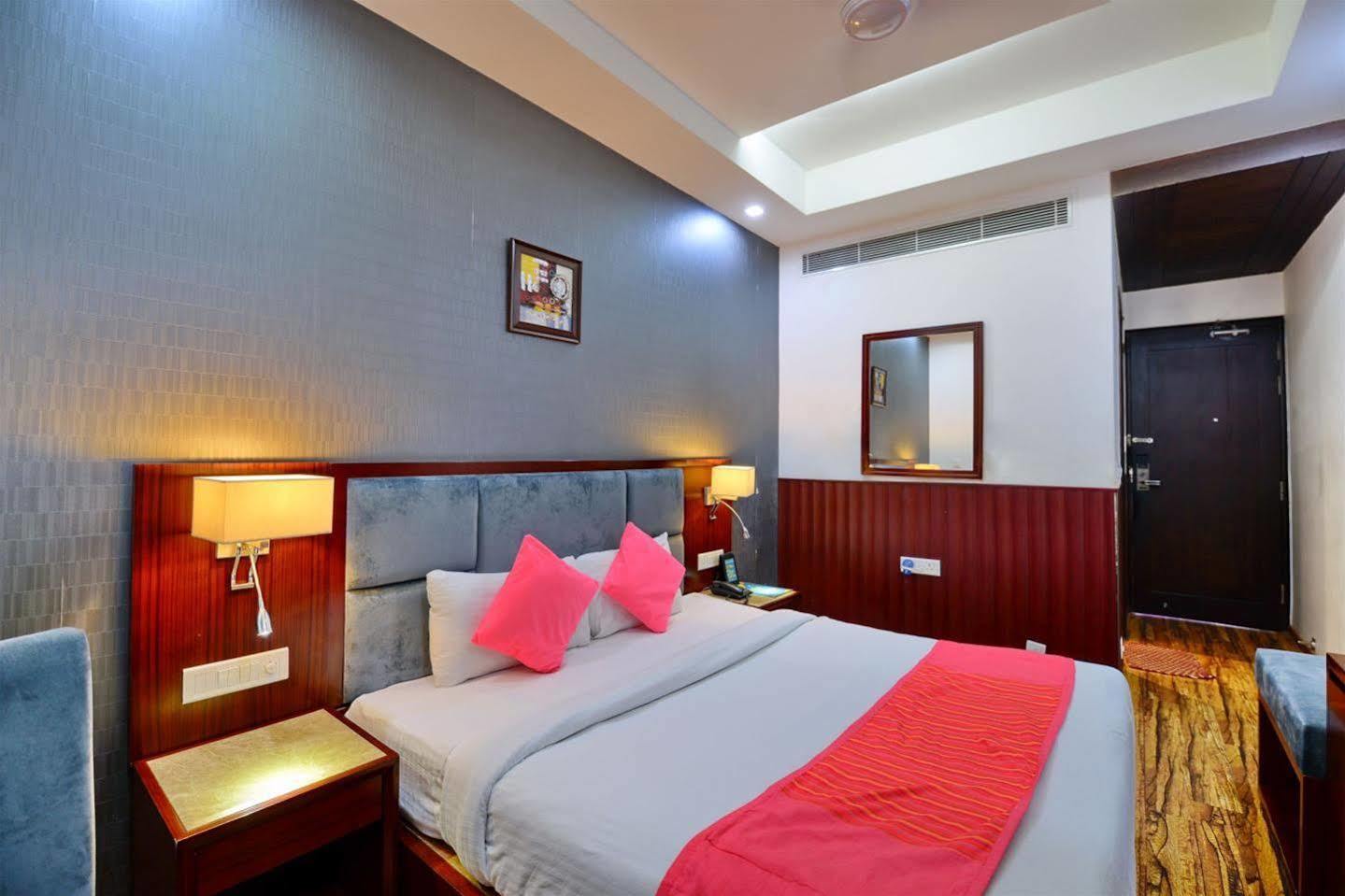 Hotel Prem Plaza Карнал Экстерьер фото